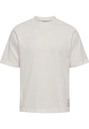 Biały t-shirt z krótkim rękawem i okrągłym dekoltem, z subtelnym logo wytłoczonym na piersi oraz małą prostokątną metką w pobliżu dolnego brzegu.