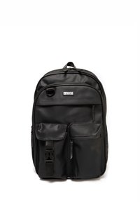 Mochila negra hecha de tela duradera, con varios bolsillos con cremallera, un panel frontal texturizado y un asa de transporte en la parte superior.