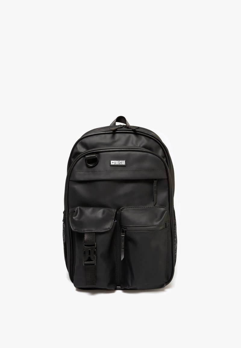 Juodas kuprinė pagaminta iš tvirto audinio, su keliais užtrauktukais uždaromais kišenėmis, tekstūruotu priekiniais paneliais ir viršuje esančia nešimo rankena.