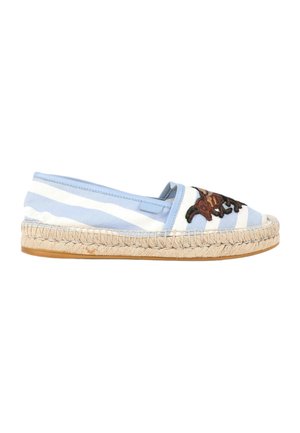 Espadrille rayée bleu clair et blanc avec semelle en corde couleur fauve et motif floral brodé marron sur l'avant.