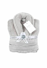 Accappatoio grigio realizzato in morbido tessuto peluche. Presenta un colletto sciallato e una cintura legata con un nastro bianco che dettaglia il marchio e la collezione.