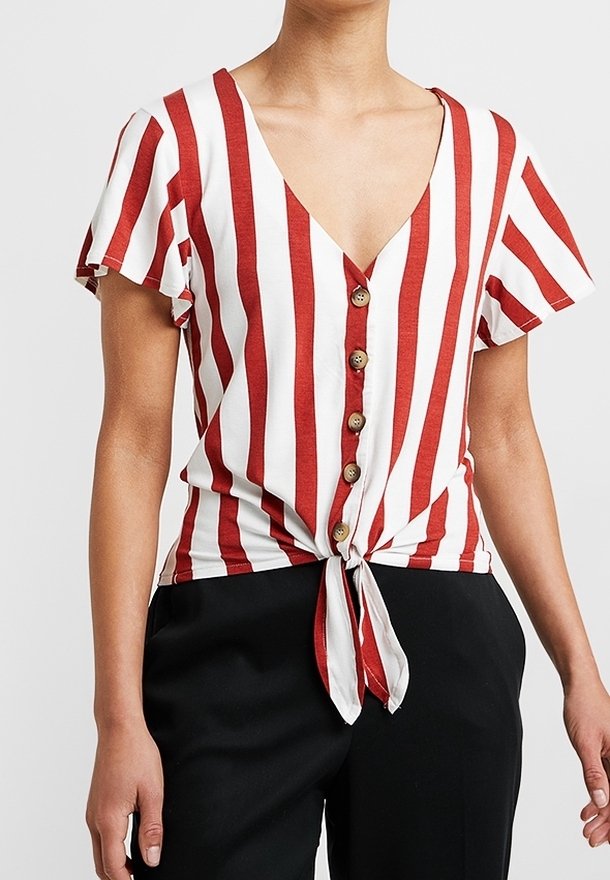 Červený a bílý pruhovaný krátký rukáv top s hlubokým výstřihem do V a zavazováním vpředu, s knoflíkovými detaily uprostřed. Hladký povrch látky.