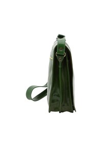 Borsa in pelle verde lucido con design piatto, tracolla regolabile e cuciture a contrasto. Presenta una silhouette semplice e pulita senza hardware visibile.