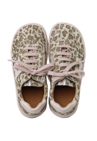 Zapatillas con estampado de leopardo en una combinación de colores beige y marrón, con cordones rosas y una superficie texturizada. Forro interior suave y suela ligera.