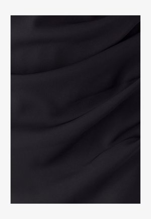 Tissu noir avec une surface lisse et légèrement texturée, présentant de douces plis et des drapés, mettant en valeur une couleur uniforme.