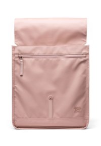 Mochila impermeable rosa con cierre enrollable, que presenta un bolsillo frontal con cremallera y un detalle de logotipo en relieve en la parte inferior. Textura suave.