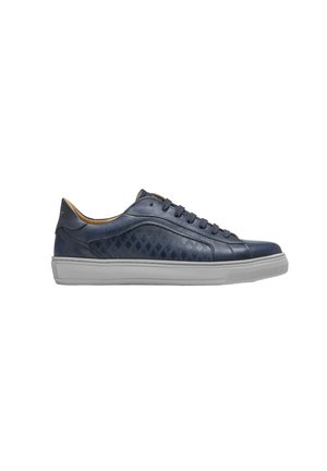 Baskets basses en cuir bleu foncé avec motif losange sur le côté, lacets noirs et semelle en caoutchouc blanche, montrées en profil droit.