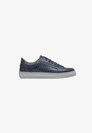 Baskets basses en cuir bleu foncé avec motif losange sur le côté, lacets noirs et semelle en caoutchouc blanche, montrées en profil droit.