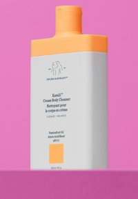 Drunk Elephant Körperreiniger, weiße Flasche mit orangefarbenem Deckel, enthält Branding und Produktdetails, enthält Passionsfruchtöl, 240 ml.