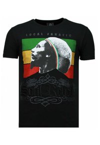 Zwarte katoenen T-shirt met een kleurrafische afbeelding van een profielsilhouet tegen groene, gele en rode strepen. Tekst "Soul Rebel" onder de afbeelding.