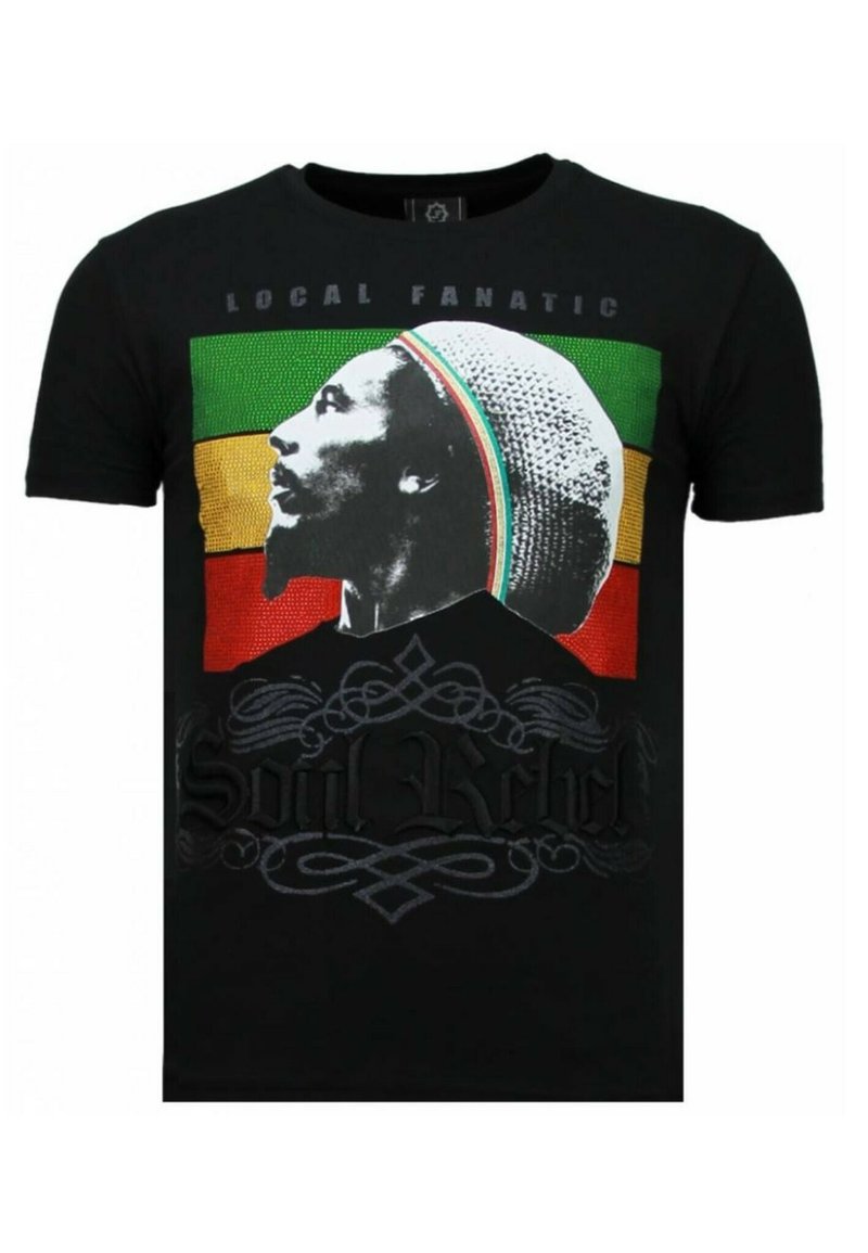 Zwarte katoenen T-shirt met een kleurrafische afbeelding van een profielsilhouet tegen groene, gele en rode strepen. Tekst "Soul Rebel" onder de afbeelding.