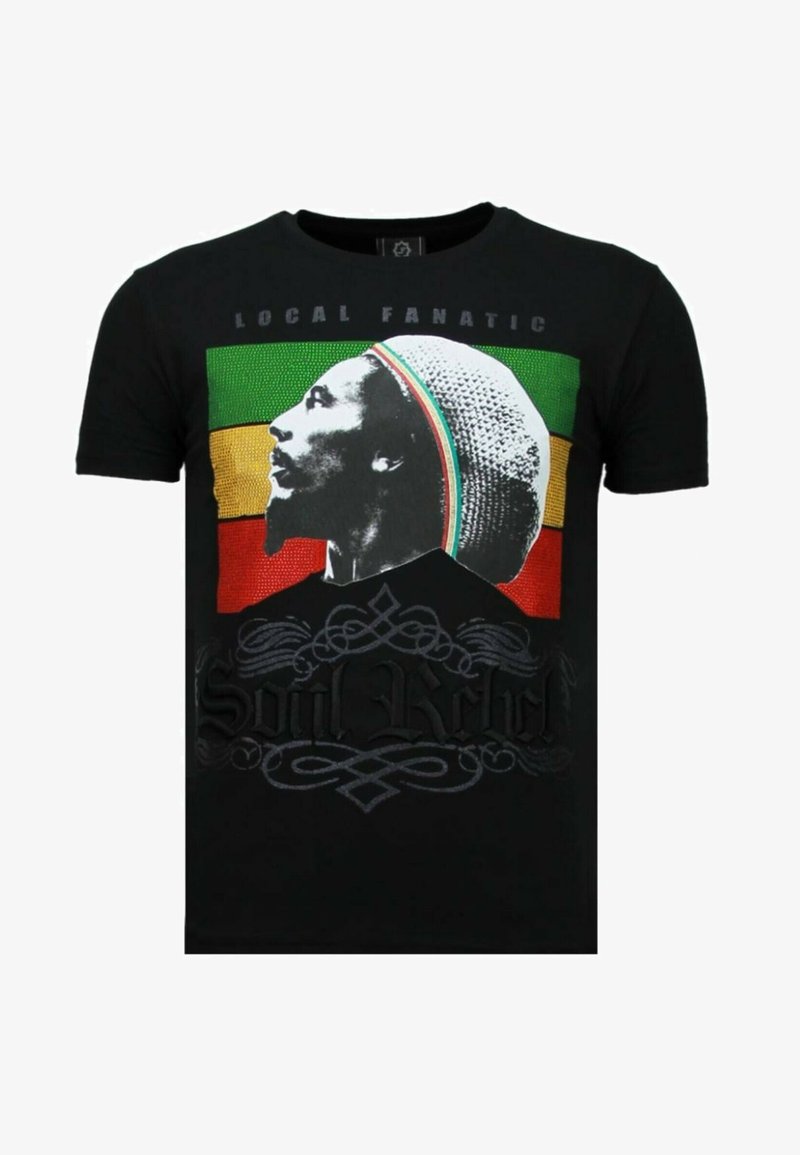Zwarte katoenen T-shirt met een kleurrafische afbeelding van een profielsilhouet tegen groene, gele en rode strepen. Tekst "Soul Rebel" onder de afbeelding.