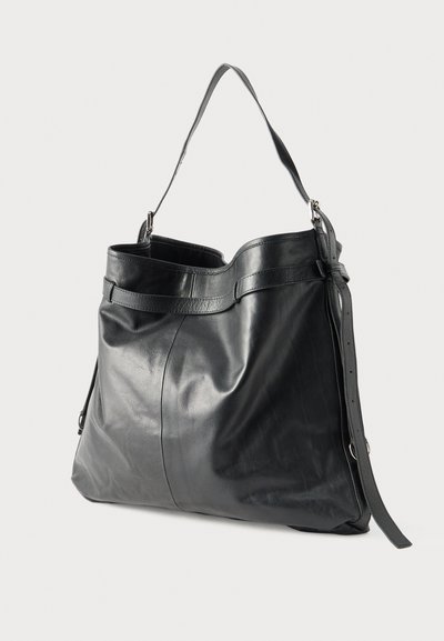 Μαύρη μαλακή δερμάτινη τσάντα ώμου με ρυθμιζόμενο ιμάντα και λεπτομέρεια με πόρπη, ανοιχτή κορυφή και διακριτικές ρυτίδες στην επιφάνεια.