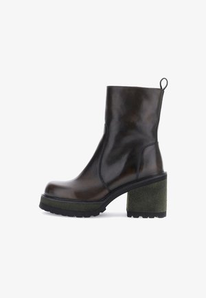 Schwarze Leder-Stiefelette mit einem strukturierten, grünen Wildleder-Blockabsatz, runder Spitze und hinterer Zuglasche, mit einem glatten Finish und einer robusten Sohle.