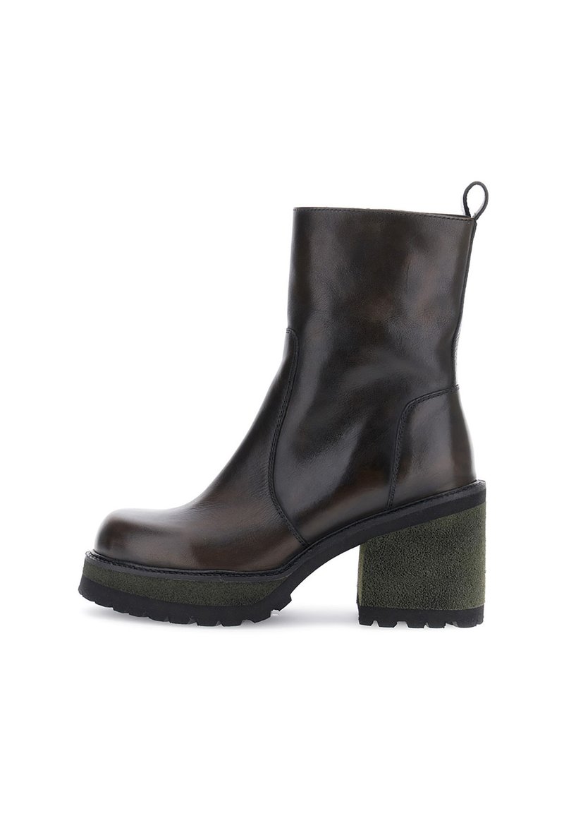 Stivale alla caviglia in pelle nera con tacco a blocco in suede verde testurizzato, punta rotonda e linguetta posteriore, caratterizzato da una finitura liscia e una suola robusta.