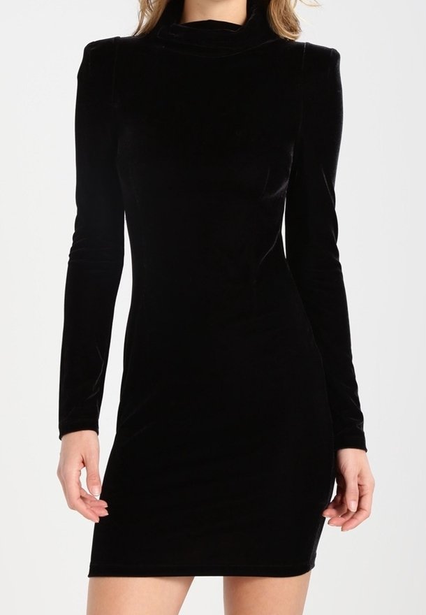 Robe en velours noir à manches longues, coupe ajustée, col montant, et texture lisse. Longueur mi-cuisse et détails minimalistes.