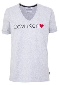 Šedé tričko s krátkým rukávem a výstřihem ve tvaru V, vyrobené z měkké látky, s černým logem "Calvin Klein" a designem červeného srdce na přední straně.