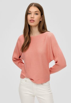 Lichtroze, geribbelde trui met een brede halslijn en verlaagde schouders, gecombineerd met witte jeans. Gestructureerde stof met een ontspannen pasvorm.