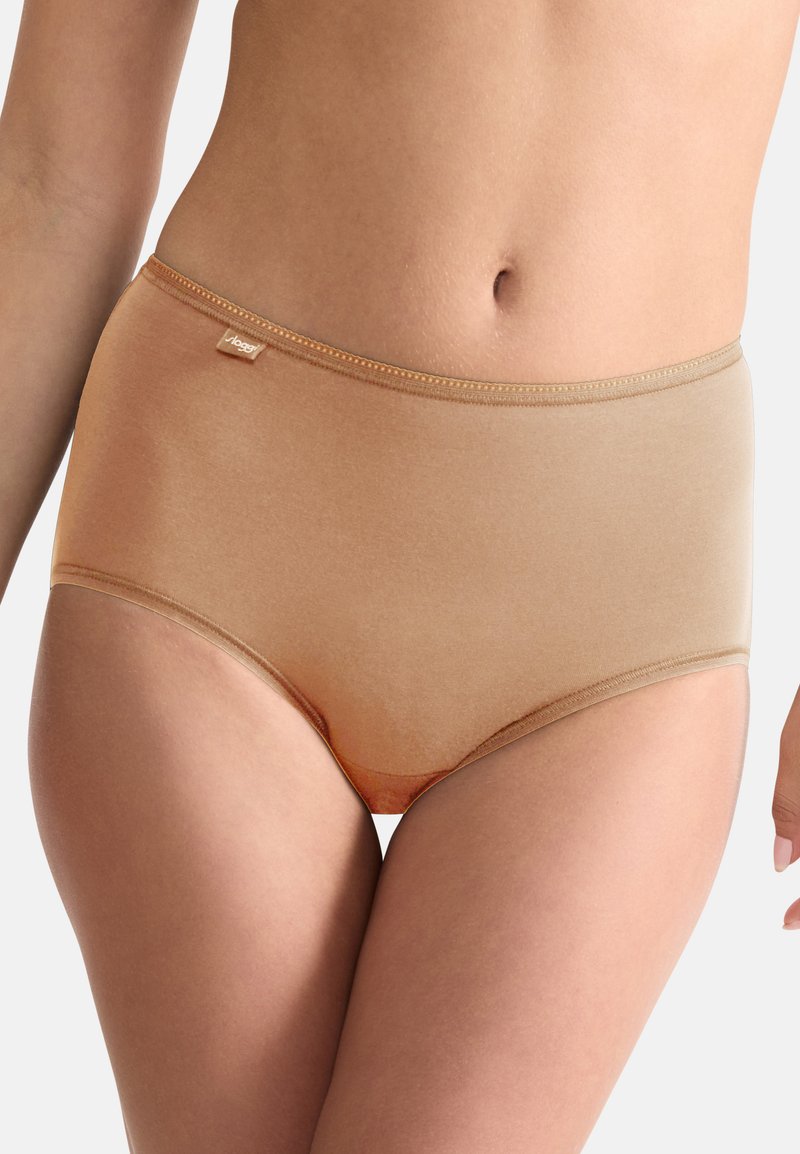 Culotte taille haute beige avec texture lisse, taille élastique et détails de couture discrets. Étiquette de logo située près de la taille.