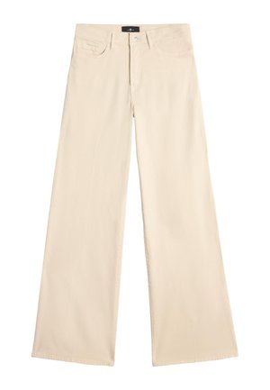 Pantalons larges beiges en coton, avec un design classique à cinq poches, fermeture à bouton sur le devant et détails de couture subtils.