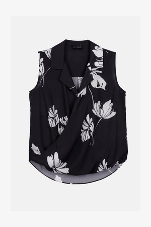 Svart ermeløs bluse med brettet design, som har et hvitt blomstermønster. Glatt stoff med krage og buet kant.