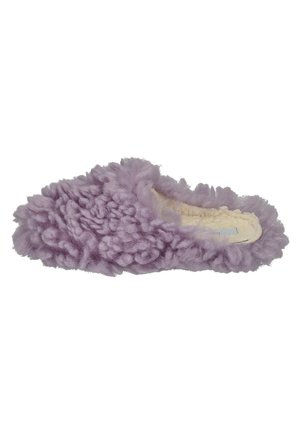 Lila Hausschuh mit fuzziger Textur, weichem Wollaußenmaterial und plüschigem Innenfutter. Zum Hineinschlüpfen geeignet, abgerundete Form, mit dickem, flauschigem Saum.