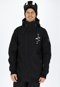 Schwarze Skijacke mit einem Reißverschluss vorne, verstellbarer Kapuze und seitlichen Reißverschlusstaschen. Mit Logoakzenten in Weiß bedruckt.