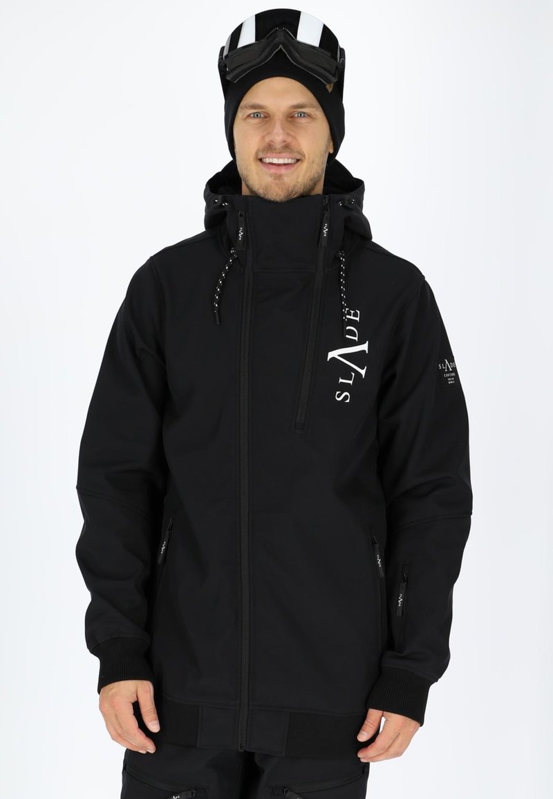 Schwarze Skijacke mit einem Reißverschluss vorne, verstellbarer Kapuze und seitlichen Reißverschlusstaschen. Mit Logoakzenten in Weiß bedruckt.