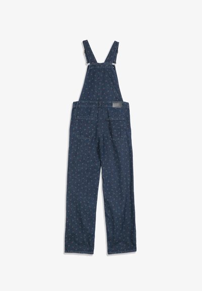 Salopette en denim bleu foncé avec petits motifs floraux rouges et verts, jambes larges, deux poches arrière et bretelles réglables.