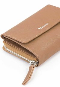 Portafoglio in pelle marrone con texture, dotato di una tasca con zip e chiusura a scatto magnetico. Accentatura del logo in argento sulla parte anteriore. Materiale morbido e resistente.