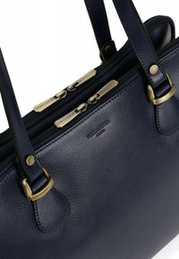 Borsa in pelle blu scuro con doppie cerniere superiori, hardware dorato e due manici robusti. Presenta una superficie testurizzata e un logo in rilievo.