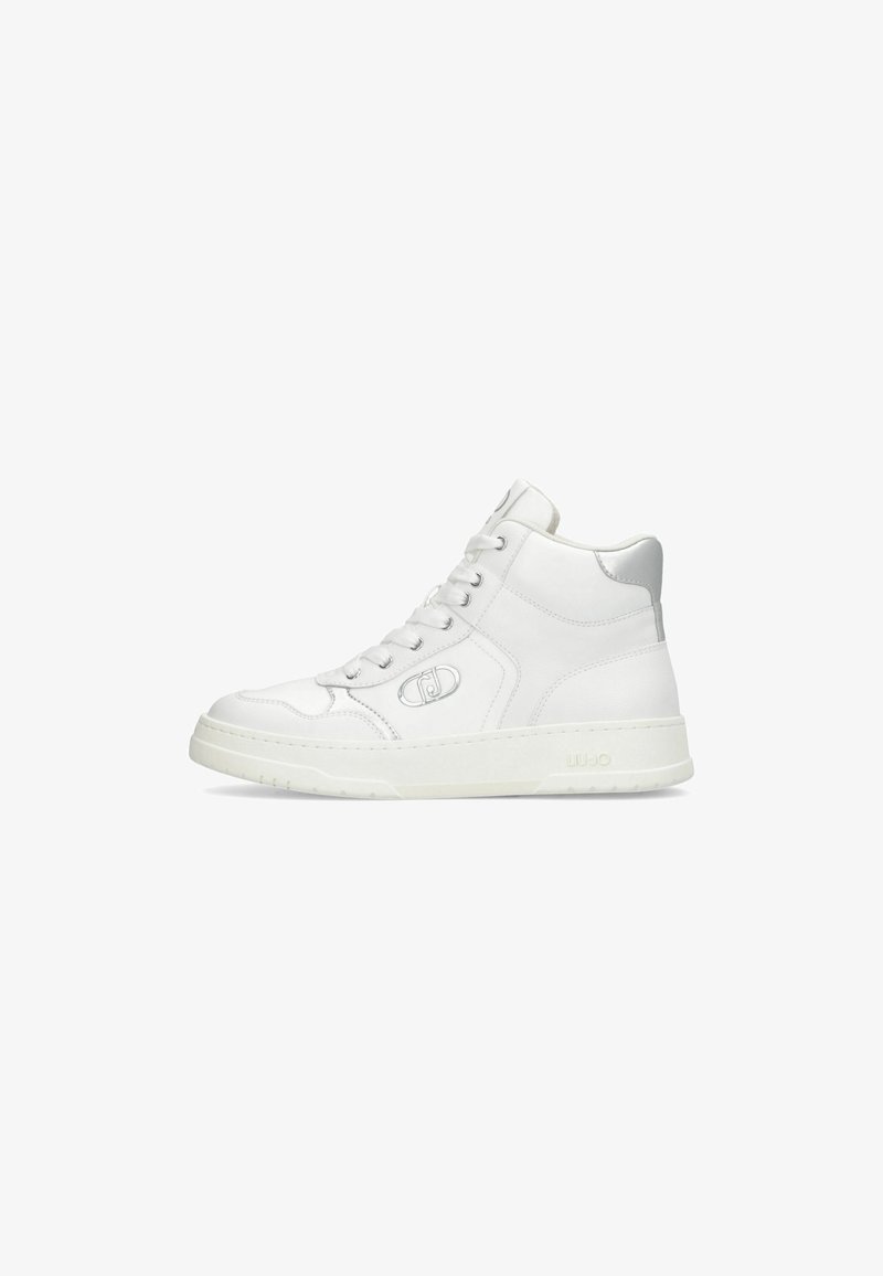 Sneaker alte bianche in pelle con finitura testurizzata, dotate di un accento argentato sulla parte posteriore e dettaglio del logo di lato. Suola in gomma.