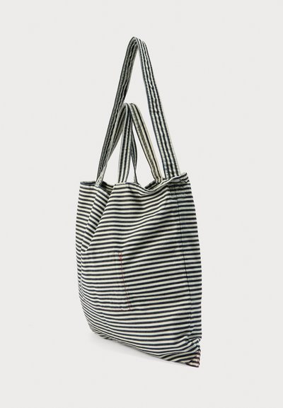 Ριγωτή βαμβακερή τσάντα tote με δύο μακριές λαβές, με μαύρες και λευκές ρίγες, μία κόκκινη διακοσμητική ραφή και ευρύχωρο βασικό διαμέρισμα.