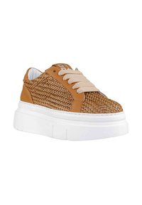 Sneaker intrecciata color beige con rifiniture in pelle liscia, suola piatta bianca e lacci beige. Presenta un'etichetta con logo sulla linguetta.
