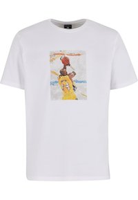 Hvid bomulds t-shirt med et farverigt grafisk print af en basketballspiller. Rund hals, korte ærmer, afslappet pasform.