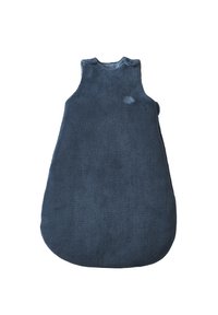 Dunkelblauer Fleece-Schlafsack mit ärmellosem Design, abgerundetem Boden und einem kleinen Logodetail auf der Vorderseite. Weicher, strukturierter Stoff.