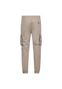 Beige cargobroek met een elastische tailleband, voorzien van twee zijzakken met kleppen, achterzakken en een taps toelopend ontwerp. Glad stofoppervlak.