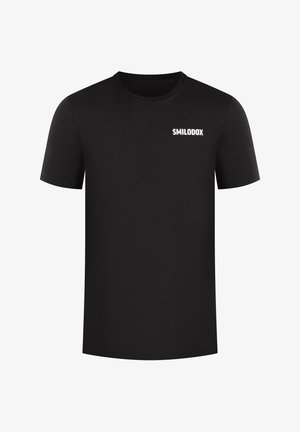 Zwarte T-shirt met korte mouwen van gladde stof, met een wit "SMILODOX" logo op de bovenste linkerborst. Klassiek ronde hals ontwerp.
