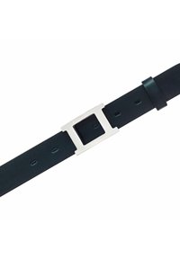 Cinturón de cuero negro con una hebilla rectangular de metal plateado. El cinturón presenta pequeños acentos cosidos y múltiples agujeros de ajuste.