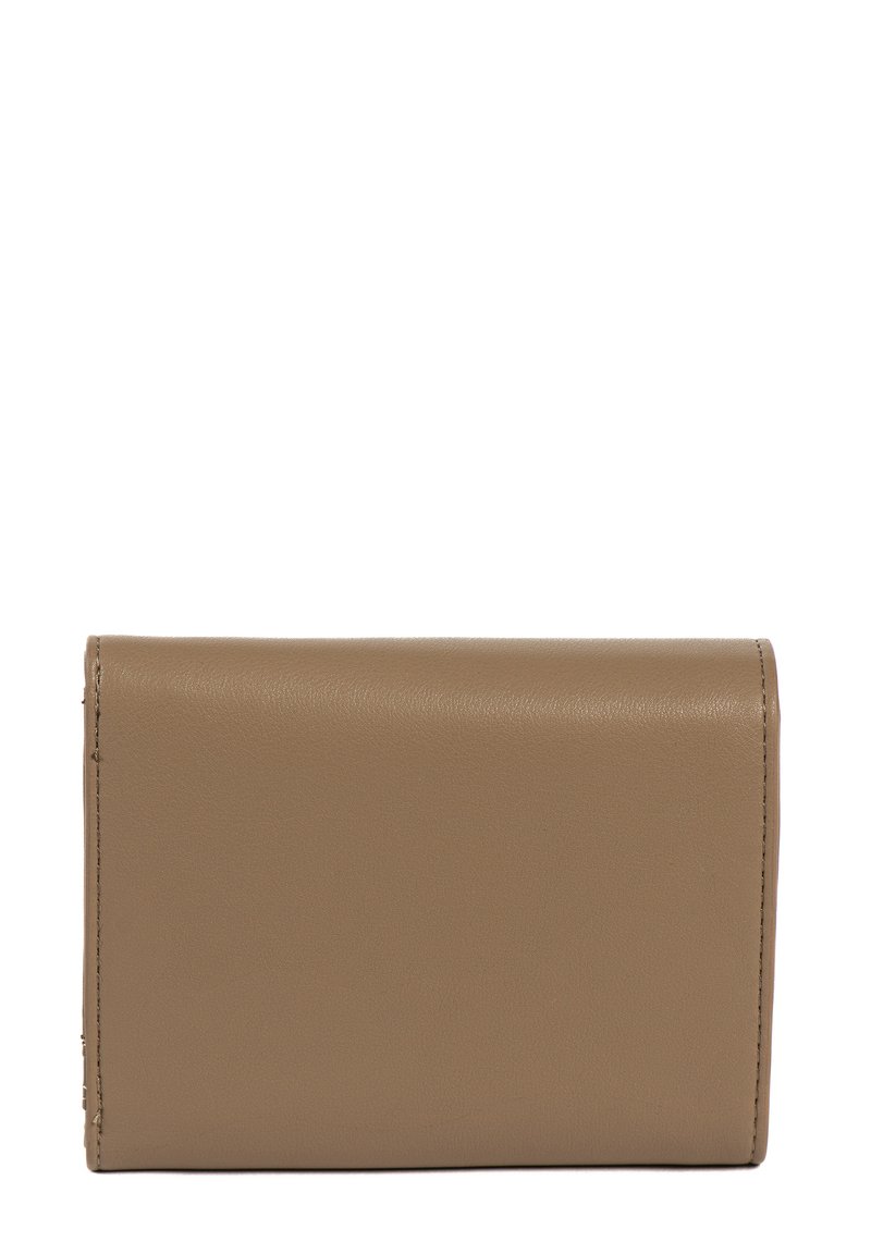 Portafoglio in pelle marrone con una texture liscia, forma rettangolare e design piegato. Presenta cuciture ordinate e nessun hardware visibile.