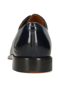 Scarpe eleganti in pelle blu navy con finitura lucida, punta rotonda e dettagli cuciti. Presentano una suola nera e un logo discreto sul lato.