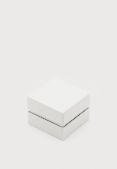 Λευκό τετράγωνο κουτί με ξεχωριστό καπάκι τοποθετημένο σε λευκή επιφάνεια, που δείχνει καθαρές άκρες και μινιμαλιστικό σχεδιασμό.