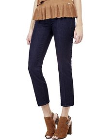 Vaqueros de mezclilla azul oscuro cortos con un ajuste slim, que presentan un ligero estiramiento. Combinados con zapatos de tacón bloque con tira al tobillo en color marrón.