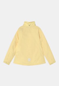 Chubasquero amarillo claro hecho de material impermeable. Presenta un cuello alto, mangas largas y un pequeño logo blanco en la parte inferior.