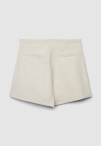Shorts in corduroy color crema con due tasche a filetto sul retro, mostrati distesi su uno sfondo grigio chiaro.