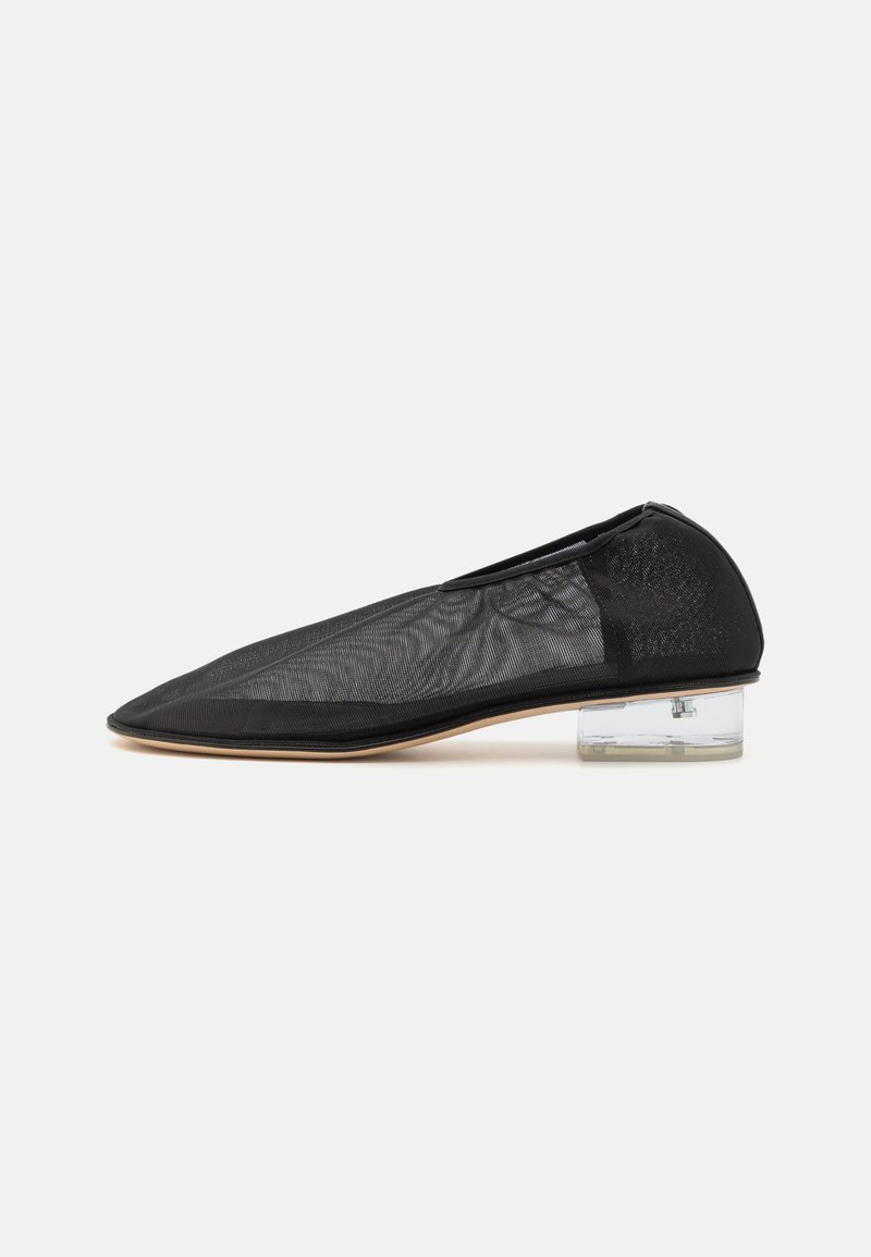 Ballerine nere in rete con punta affilata, tacco a blocco trasparente e design minimalista. Il materiale testurizzato aggiunge interesse visivo.