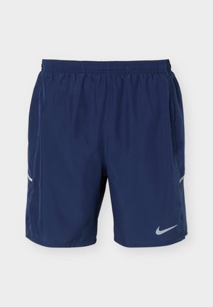 Navyblaue Sportshorts mit elastischem Bund, Seitentaschen, reflektierenden Details und einem weißen Nike-Swoosh-Logo am linken Bein.