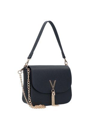 Czarna teksturowana torebka z złotym łańcuszkowym paskiem, złotą klamrą z logo "V" oraz złotym frędzlem na klapie zamknięcia.