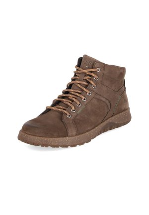 Bruine hoge leren sneaker met patroonveters, getextureerde zijpanelen en gespikkelde rubberen zool, schuin geplaatst om de buitenkant te tonen.