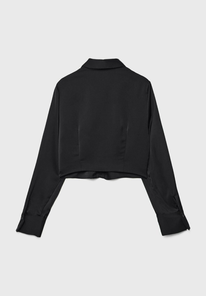 Veste noire courte à manches longues, texture semblable à de la soie, col classique et poignets à boutons. Design minimaliste sans motifs visibles.